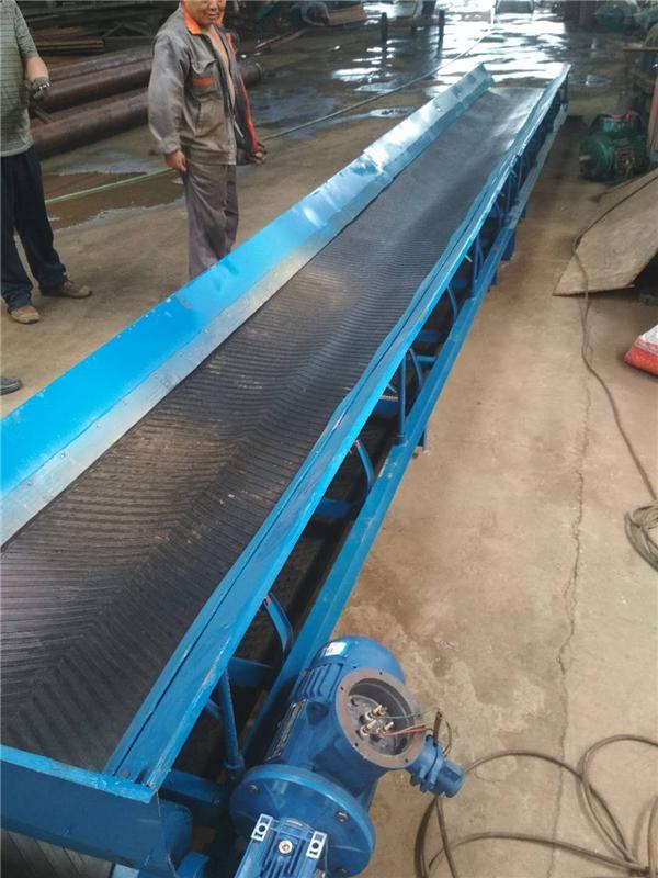 養(yǎng)牛場用簡易飼料輸送機(jī)