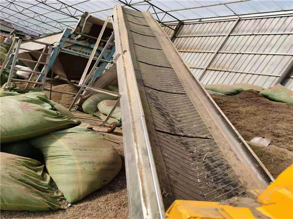 養(yǎng)殖場干草輸送機(jī)